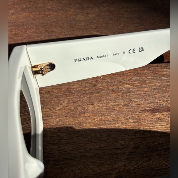 New PRADA Unisex Sunglasses PRA01S 17K08Z White Frame W/Dark Grey Lens 53-20-145 - Picture 2 of 4
